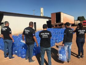 Policia apreende 1.345 garrafoes retornaveis durante buscas em mineradoras e distribuidoras de agua em MT