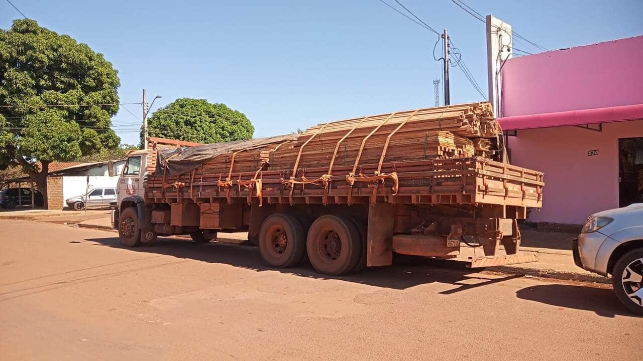 Policia apreende caminhao transportando madeiras sem documentacao em Confresa