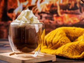 Receita de chocolate quente para uma tarde fria com poucos ingredientes e em minutos