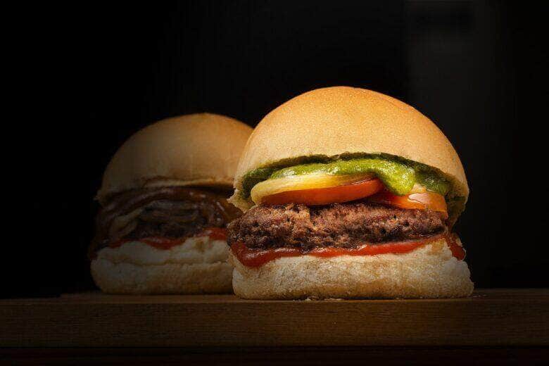 Rede de fast food In N Out bane uso de mascaras para que funcionarios mostrem os sorrisos