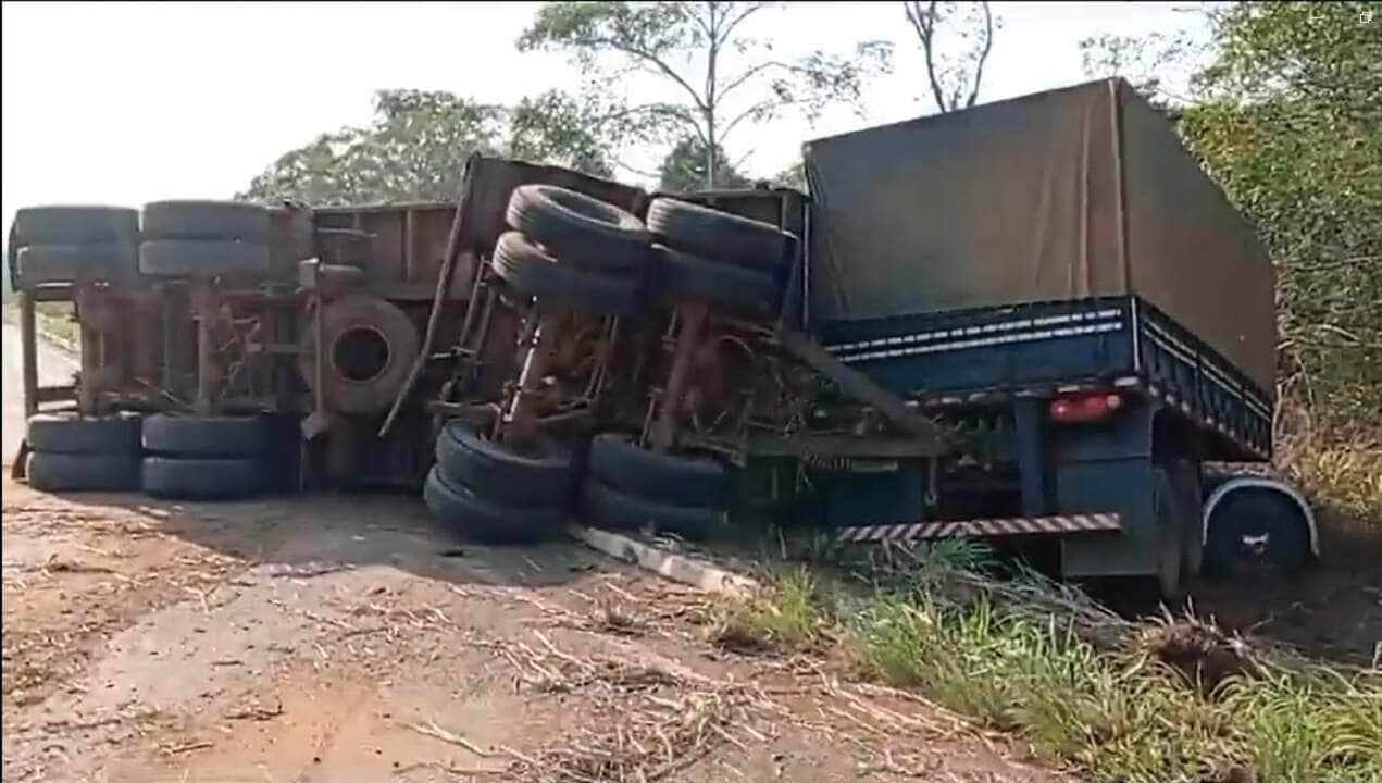 Motorista perde controle de carreta e sai da pista na MT-235