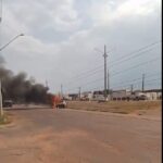 Carro pega fogo após batida e deixa uma mulher morta e duas crianças feridas