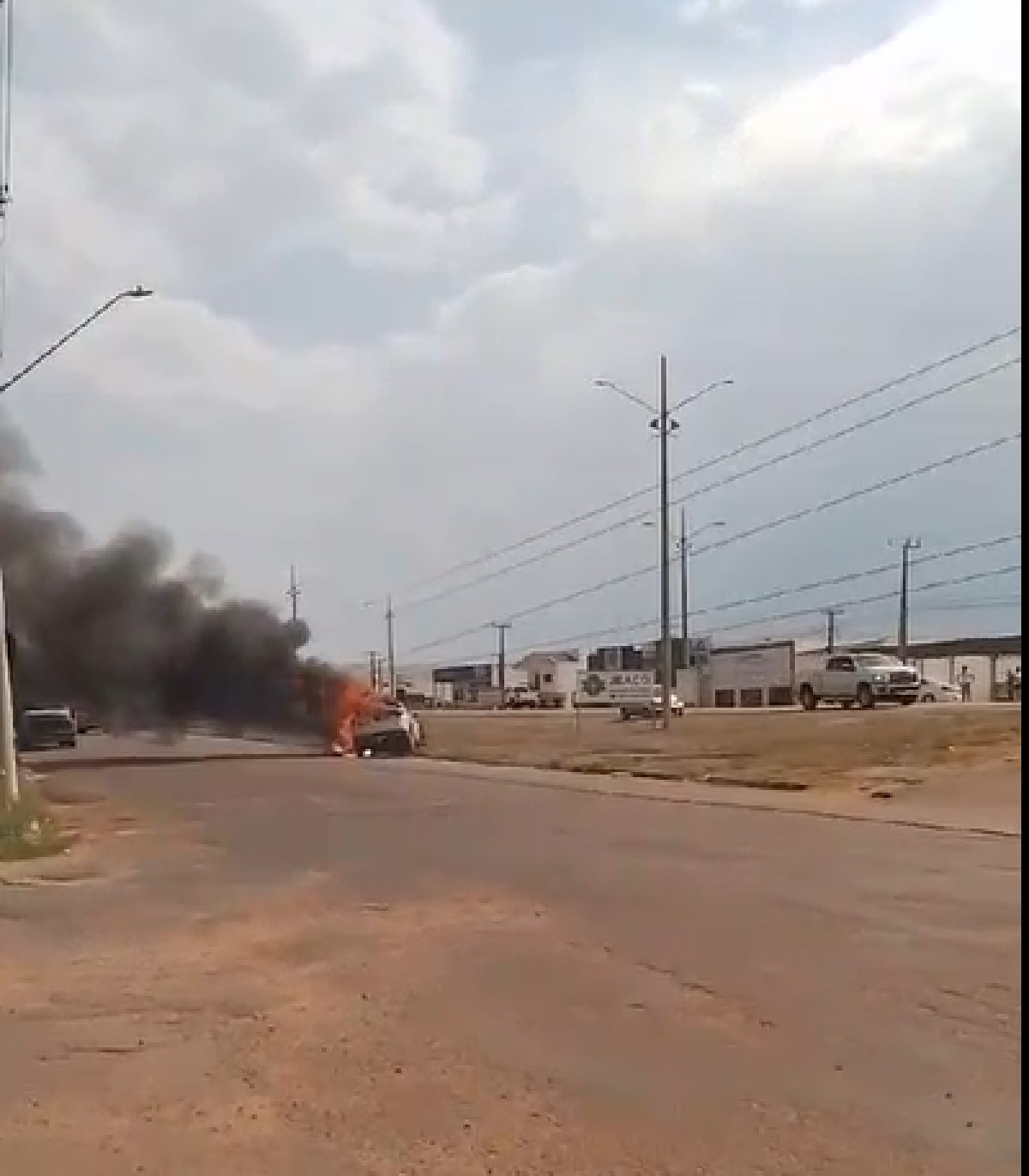 Carro pega fogo após batida e deixa uma mulher morta e duas crianças feridas