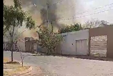 Fogo em vegetação atinge residências em Várzea Grande
