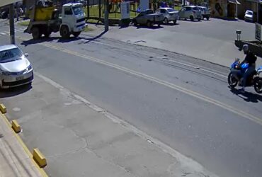 Vídeo mostra violenta colisão de motocicleta em caminhão