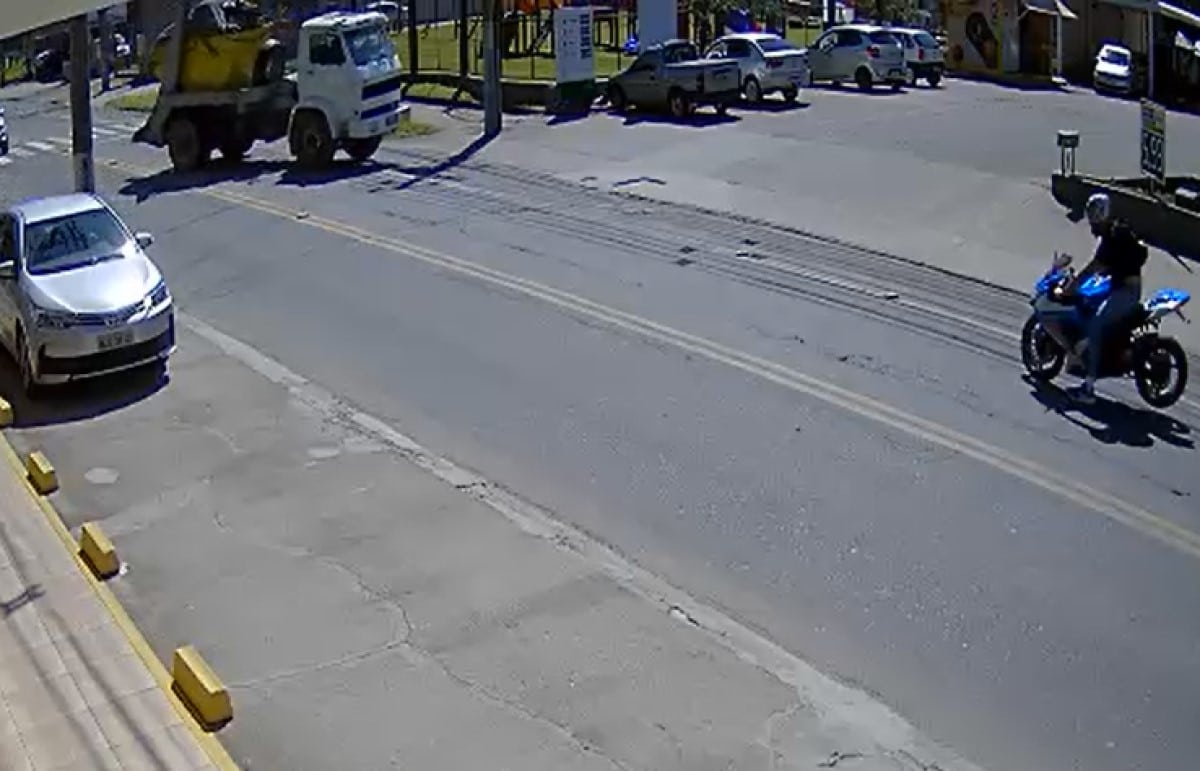 Vídeo mostra violenta colisão de motocicleta em caminhão