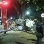 Carro fica destruído em colisão contra árvore em Sorriso; três mortes confirmadas