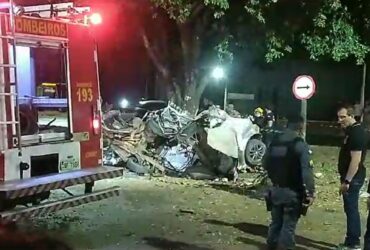 Carro fica destruído em colisão contra árvore em Sorriso; três mortes confirmadas