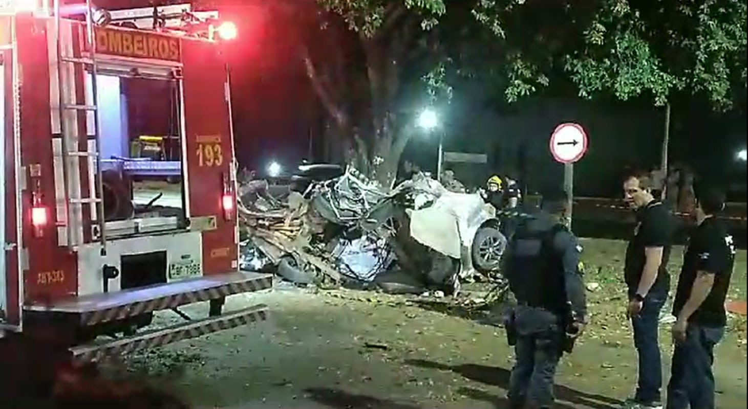 Carro fica destruído em colisão contra árvore em Sorriso; três mortes confirmadas