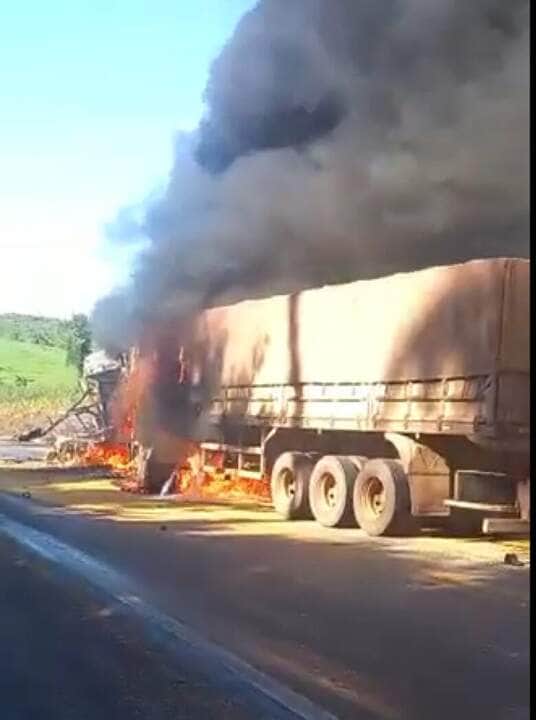 Acidente envolvendo carretas e motocicleta deixa dois mortos na BR-163