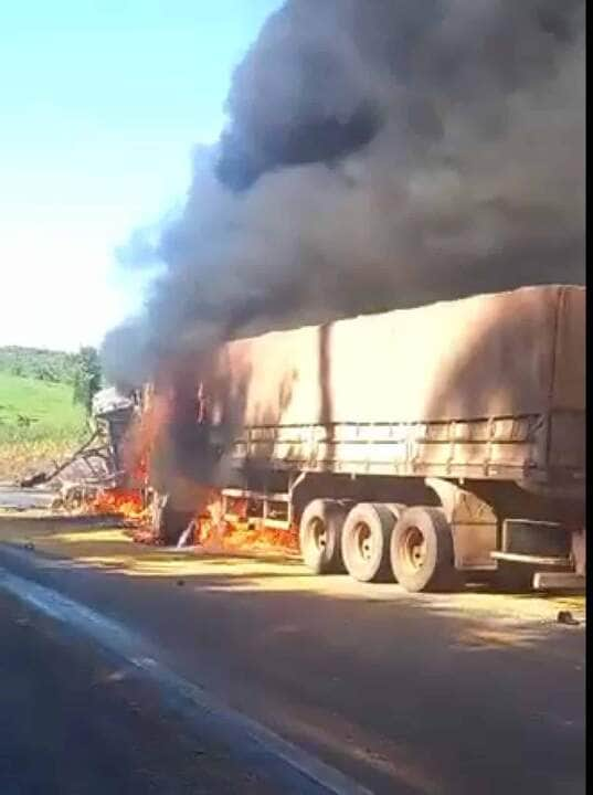 Acidente envolvendo carretas e motocicleta deixa dois mortos na BR-163