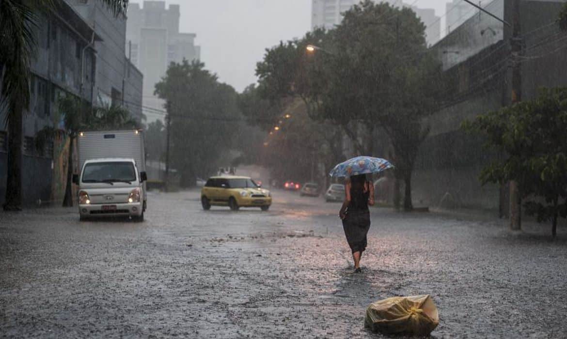 Temporal provoca alagamentos em Uberlandia no triangulo mineiro