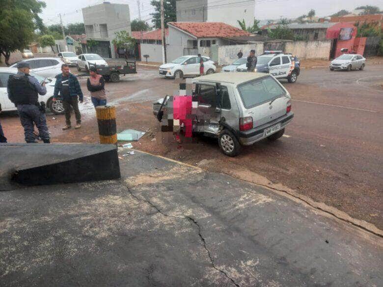 Vídeo mostra acidente entre carros; idosa fica desacordada