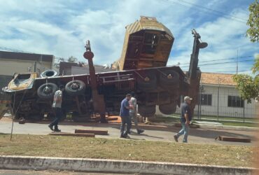 Vídeo mostra guindaste caindo sobre casa em Mato Grosso