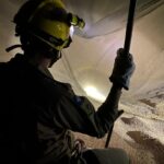 Bombeiros resgatam corpos de trabalhadores soterrados em silo de grãos