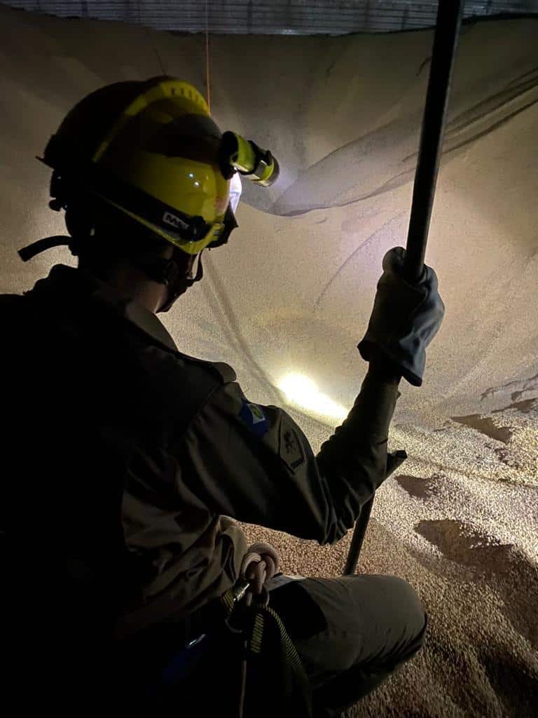 Bombeiros resgatam corpos de trabalhadores soterrados em silo de grãos