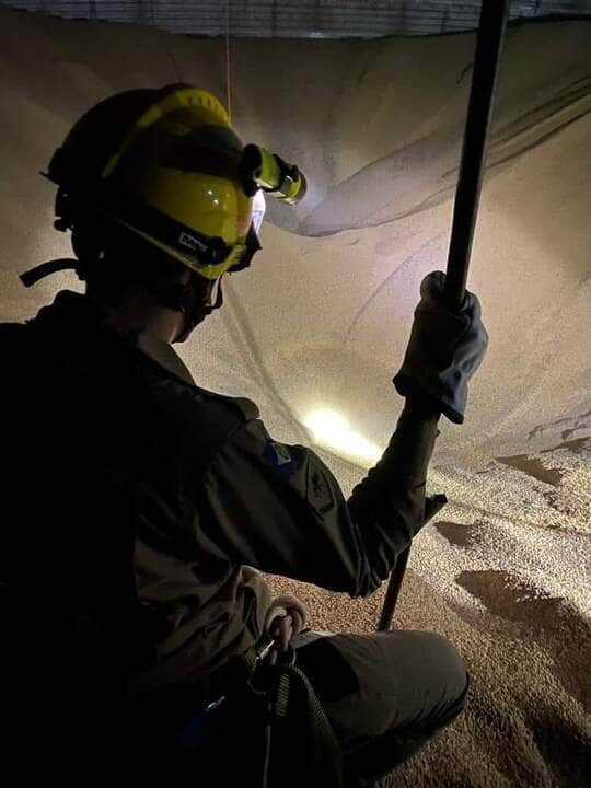 Bombeiros resgatam corpos de trabalhadores soterrados em silo de grãos 2 Bombeiros resgatam corpos de trabalhadores soterrados em silo de grãos