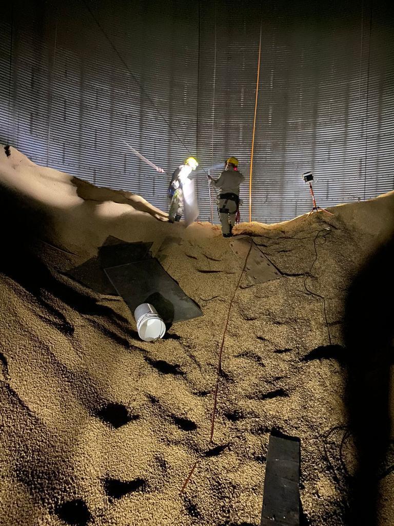 Bombeiros resgatam corpos de trabalhadores soterrados em silo de grãos. Foto: 5ª CBM Nova Mutum