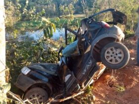 Homem morre após carro sair da pista e colidir em árvore em Mato Grosso