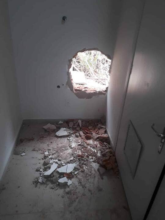 Criminosos abrem buraco na parede de banco e tentam cometer furto 82 Criminosos abrem buraco na parede de banco e tentam cometer furto. Foto: Rafael Medeiros/SBT
