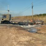 Caminhão fica destruído pelo fogo após pane em Rosário Oeste