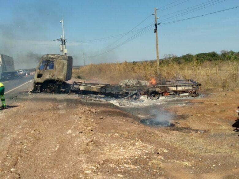 Caminhão fica destruído pelo fogo após pane em Rosário Oeste
