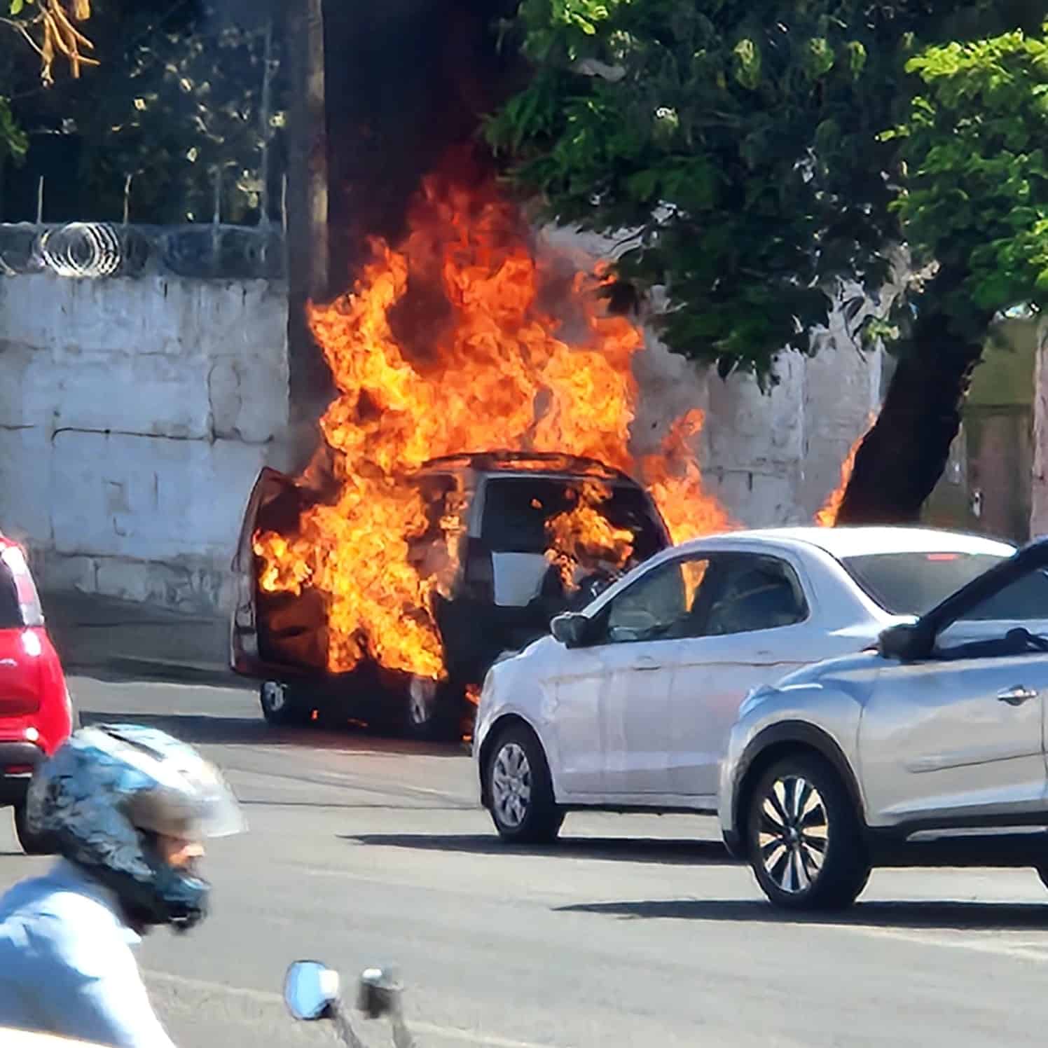 Vídeo mostra carro em chamas em Cuiabá