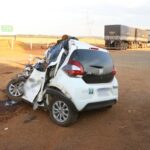 Homem morre em grave acidente entre carro e carreta na BR-163