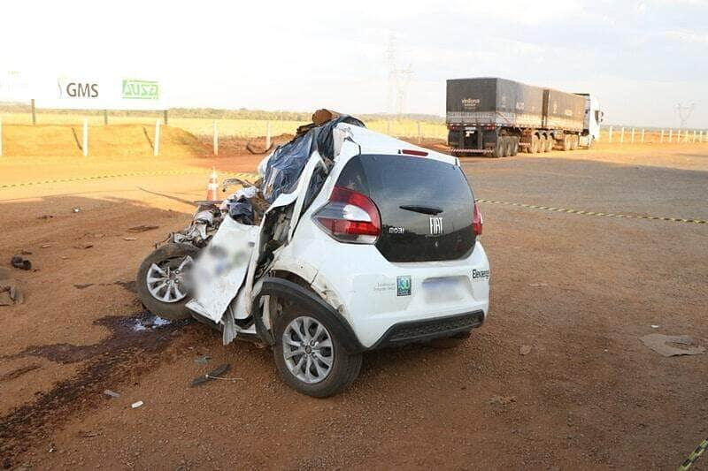 Homem morre em grave acidente entre carro e carreta na BR-163