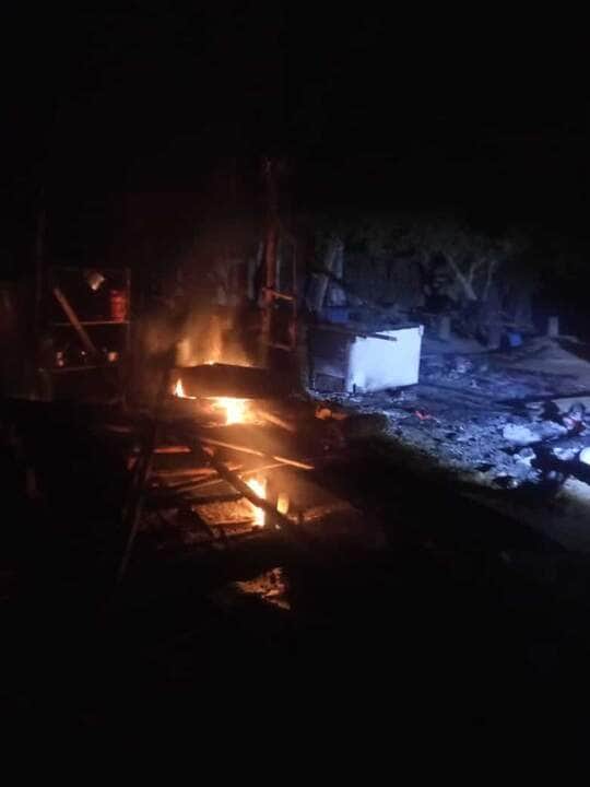 Irmãos com mandados de prisão são presos após atearem fogo em barracas 2 Irmãos com mandados de prisão são presos após atearem fogo em barracas