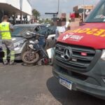Mulher fica ferida em acidente entre carro e motocicleta em Lucas do Rio Verde