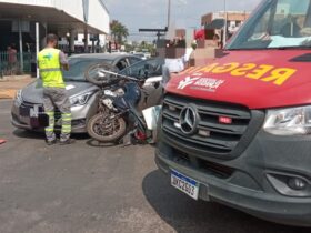 Mulher fica ferida em acidente entre carro e motocicleta em Lucas do Rio Verde