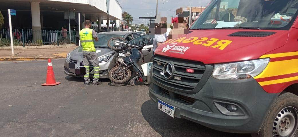 Mulher fica ferida em acidente entre carro e motocicleta em Lucas do Rio Verde