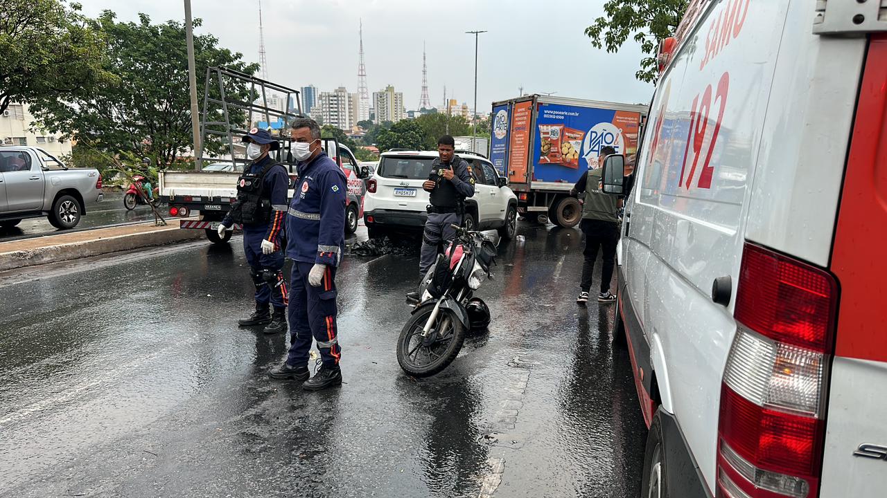 Motociclista morre atropelado na Avenida Miguel Sutil em Cuiabá