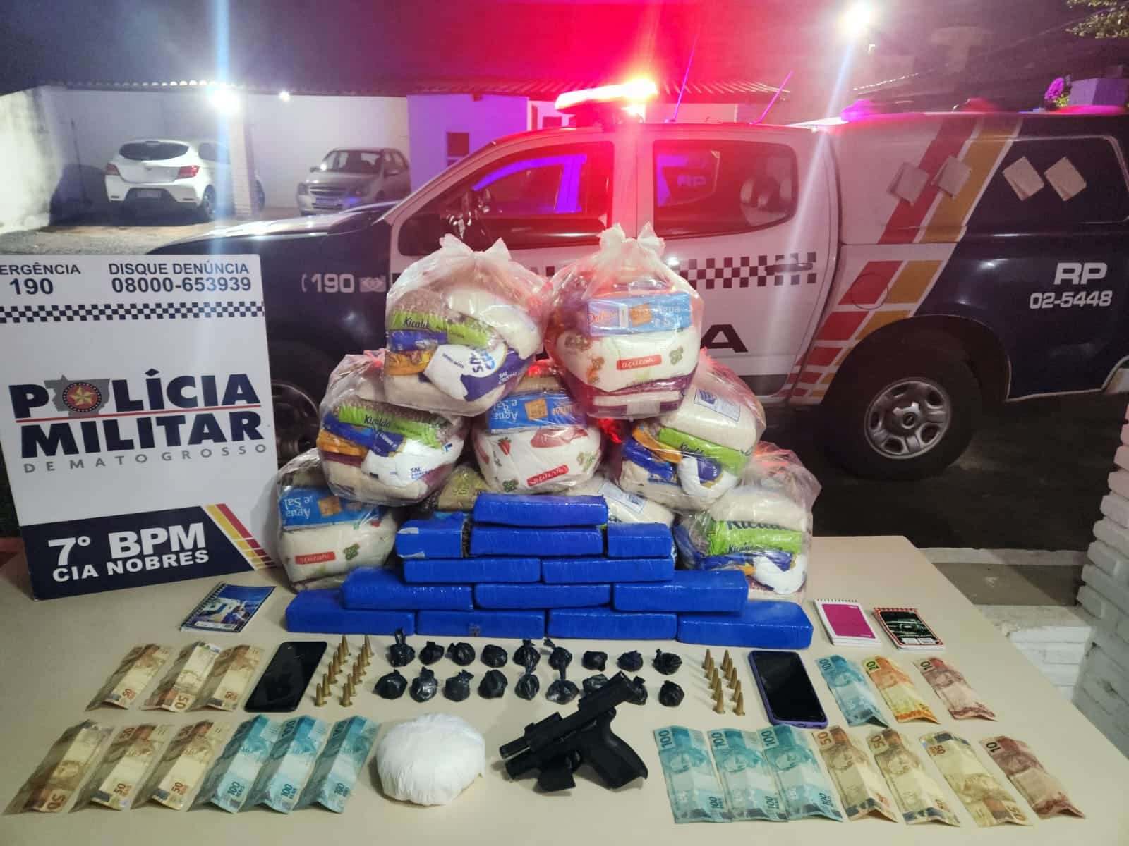 A Polícia Militar do município de Nobres – MT apreendeu grande quantidade de drogas, arma, munições e cestas básicas.