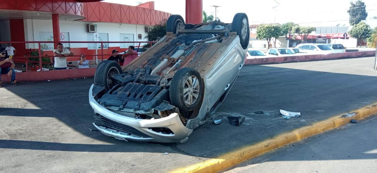 Carro capota durante acidente em Lucas do Rio Verde