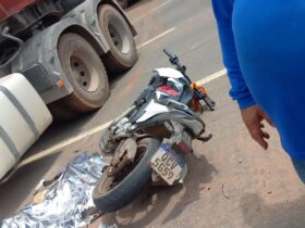 O motociclista colidiu na lateral esquerda do caminhão, não resistindo aos ferimentos e morreu no local.