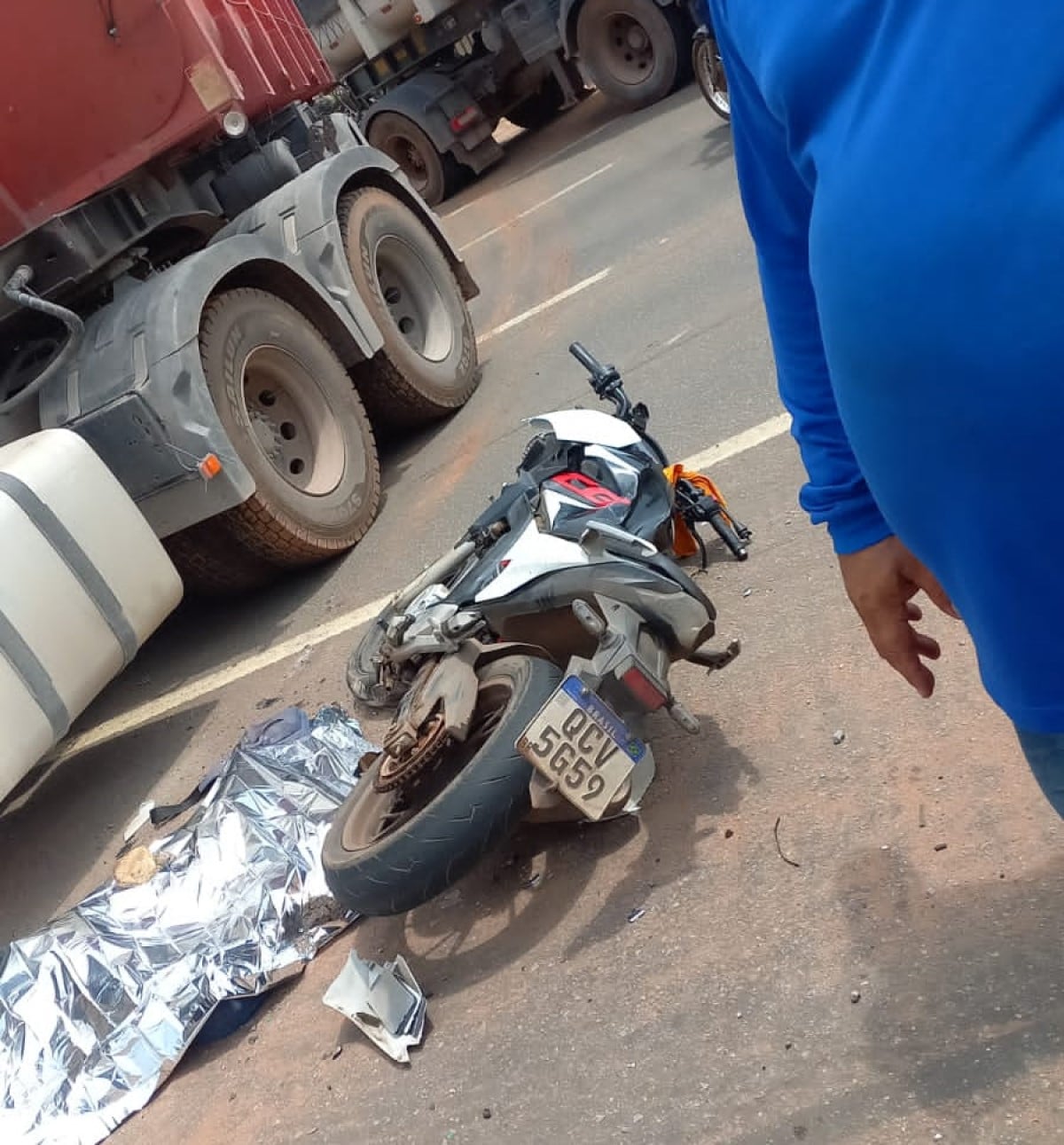 O motociclista colidiu na lateral esquerda do caminhão, não resistindo aos ferimentos e morreu no local.
