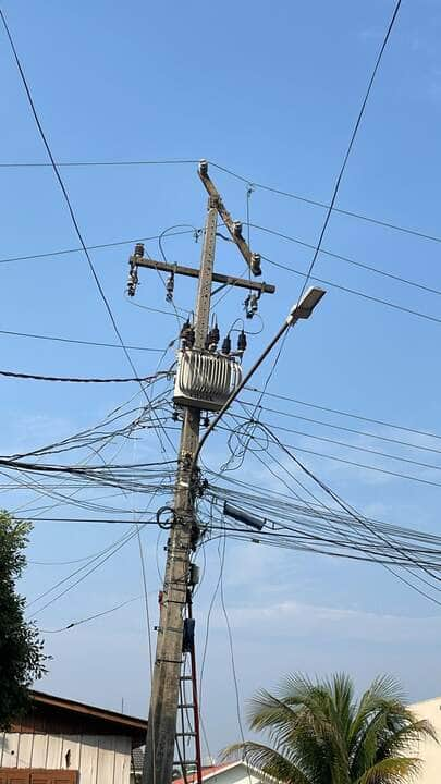 Carro perde controle e bate em poste de energia em Lucas do Rio Verde