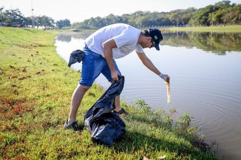 acao voluntaria recolhe lixo do lago harri muller