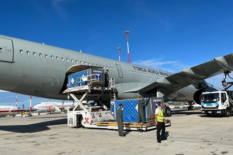 Aeronave com kits de ajuda humanitária e especialistas para auxílio a repatriados chega a Roma - Foto: Gov Br