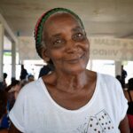 Dona Joana Francisca Linhares, de 75 anos, moradora de Rosário Oeste, foi uma das beneficiadas com o documento  - Foto por: Michel Alvim - Secom/MT