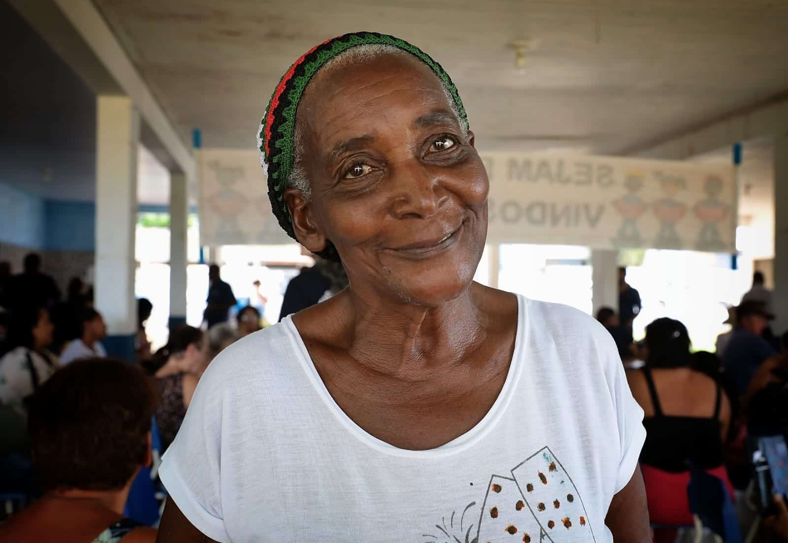 Dona Joana Francisca Linhares, de 75 anos, moradora de Rosário Oeste, foi uma das beneficiadas com o documento  - Foto por: Michel Alvim - Secom/MT