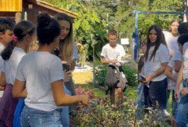 alunos da escola rui barbosa participam de atividades sobre o dia do meio ambiente