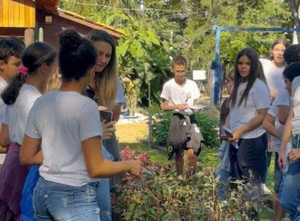 alunos da escola rui barbosa participam de atividades sobre o dia do meio ambiente