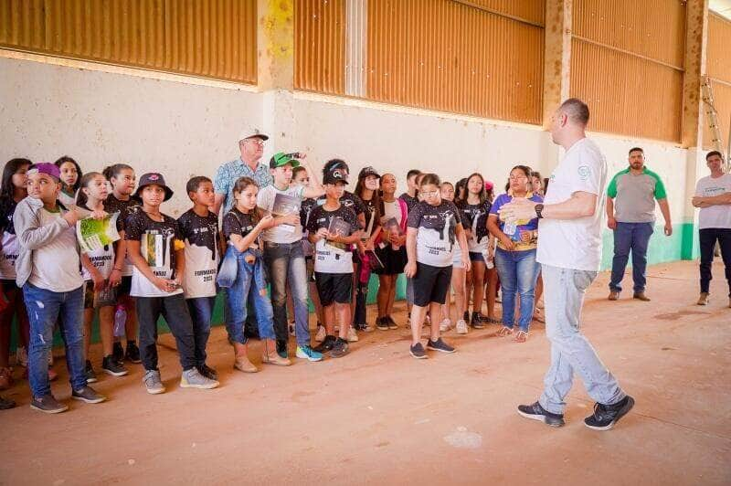 alunos participam de acao sobre preservacao ambiental no dia nacional do campo limpo