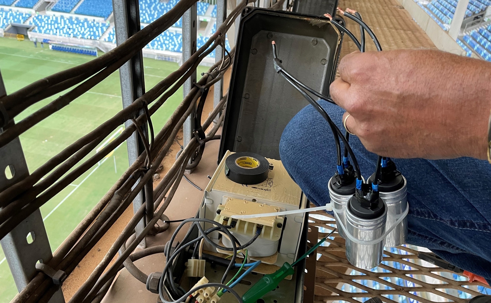 Secom-MT | Técnicos iniciam a troca de capacitores nos refletores da Arena Pantanal