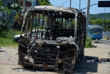 Rio de Janeiro (RJ), 24/10/2023 – Carcaça de ônibus incendiado na Estrada Santa Veridiana, em Santa Cruz, zona oeste da capital fluminense. Foto: Tomaz Silva/Agência Brasil
