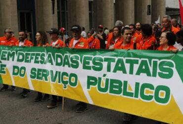 Rio de Janeiro (RJ), 03/10/2023 - Trabalhadores, centrais sindicais e movimentos sociais fazem ato pelos 70 anos da Petrobras, em frente ao edifício sede da empresa, no Centro. Foto: Fernando Frazão/Agência Brasil