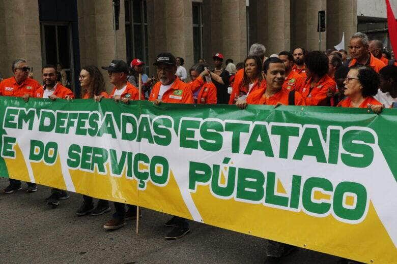 Rio de Janeiro (RJ), 03/10/2023 - Trabalhadores, centrais sindicais e movimentos sociais fazem ato pelos 70 anos da Petrobras, em frente ao edifício sede da empresa, no Centro. Foto: Fernando Frazão/Agência Brasil